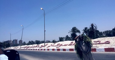 أعمدة إنارة مضاءة نهارا بمدينة سوهاج