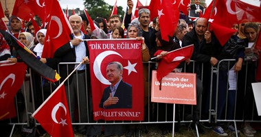 بالصور.. أنصار أردوغان يتظاهرون فى المانيا