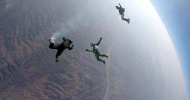 بالفيديو والصور: أمريكى يقفز بدون مظلة من ارتفاع 25 ألف قدم