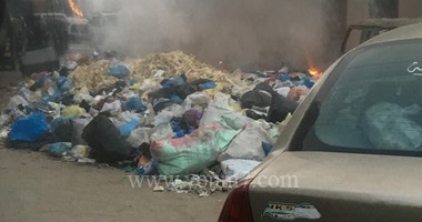 بالفيديو.. مواطنو العصافرة بالإسكندرية يتخلصون من القمامة بالحرق