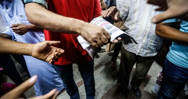 بالفيديو والصور.. "اليوم السابع" المجانية تواصل غزو محطات المترو لليوم الثامن