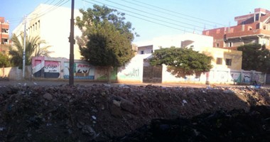 صحافة المواطن: بالصور.. القمامة تحاصر مدرسة ميت أم صالح فى المنوفية