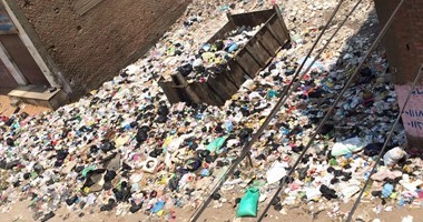شكوى من تراكم القمامة فى شارع عين شمس والأهالى يطالبون بإزالتها 