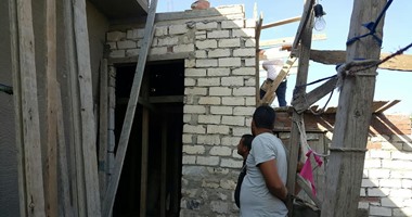 بالصور.. استجابة لـ"اليوم السابع".. متبرع يتكفل بسقف محل "عم سمير"