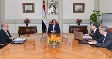 الرئيس يجتمع بشريف إسماعيل و"شاكر" ويوجه بتعزيز خطوط وشبكات نقل الكهرباء