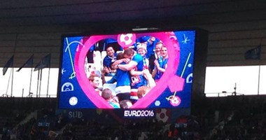 يورو 2016..مشجع أيسلندي يطلب صديقته للزواج أمام الجماهير قبل مباراة فرنسا