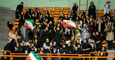 لأول مرة.. إيران تسمح للنساء بمشاهدة مباراة الكرة الطائرة داخل الملاعب