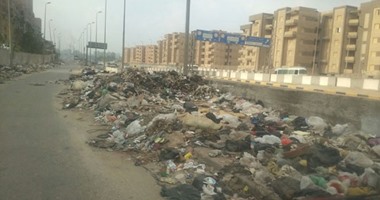 غضب بين الأهالى لتراكم القمامة فى شوارع الإسكندرية ومحور أحمد عرابى بالجيزة