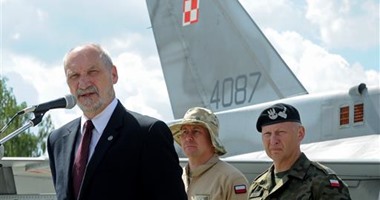 وزير دفاع بولندا يتوقع نشر آلاف من الجيش الأمريكى والناتو فى البلاد