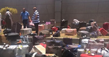 بالصور.. تكدس حقائب المعتمرين داخل صالة 1 بمطار القاهرة لاختفاء العربات