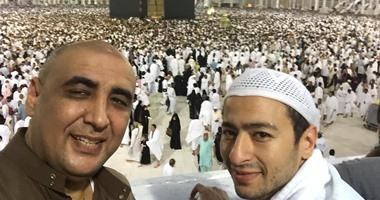 صحافة المواطن.. قارئ يلتقط صورة سيلفى مع حمادة هلال أثناء تأديته العمرة