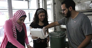 "مطبخ العيلة".. عمل شبابى لتوزيع 300 وجبة يومياً على فقراء الإسكندرية