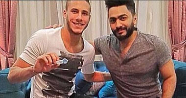 تامر حسنى لـ "رمضان صبحى": شكرا على زيارتك الغالية احتفالا بالألبوم