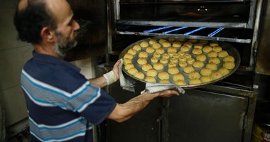 بالصور.. الفلسطينيون يستعدون لعيد الفطر بإعداد الكعك