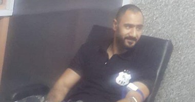بالصور.. محمد شوقى نجم الأهلى السابق يزور مركز الأورام بالمنصورة ويتبرع بالدم