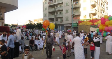 مديرو الأمن يقدمون التهانى للمواطنين بالشوارع بمناسبة عيد الفطر المبارك