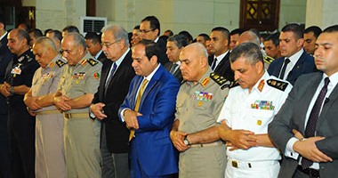 ننشر صور الرئيس خلال أدائه صلاة العيد بمسجد محمد كريم بالإسكندرية