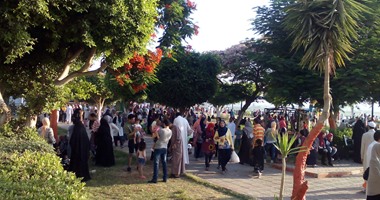 توافد أهالى وأطفال المنيا على كورنيش النيل والمتنزهات فى أول أيام العيد