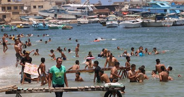 إقبال كبير على شواطئ الإسكندرية فى أول أيام عيد الفطر
