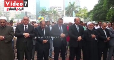 بالفيديو..محافظ الجيزة يؤدي صلاة "عيد الفطر" فى مسجد مصطفى محمود