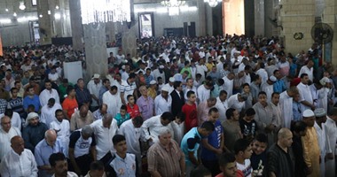 المئات يؤدون صلاة العيد بمسجد المرسى أبو العباس بالإسكندرية