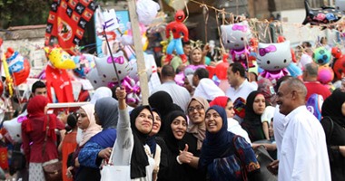 السيلفى يسيطر على احتفالات المصريين بالعيد بميدان مصطفى محمود فى المهندسين