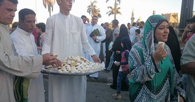 بالصور.. الأهالى يوزعون الكحك على الأطفال احتفالا بالعيد فى الأقصر