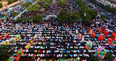 المئات يصلون العيد بمسجد أبو بكر الصديق بمساكن شيراتون وأجواء احتفالية عقب الصلاة