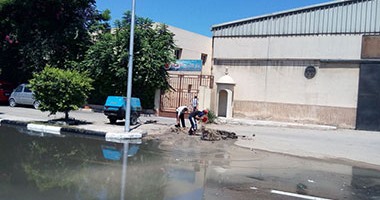 حى وسط الإسكندرية يواصل حملاته الميدانية ويقوم بإصلاح ماسورة مياه بطريق المطار