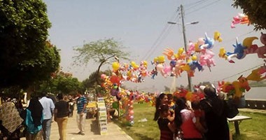 بالصور.. زيارة المقابر والتنزه بالكورنيش أبرز ملامح الاحتفال بالعيد فى المنيا