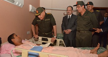 وزيرا الدفاع والداخلية يزوران مصابى الجيش والشرطة بالمستشفيات العسكرية