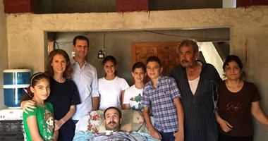بالفيديو والصور.. بشار الأسد وأسرته فى زيارة للمصابين بمنازلهم بحمص