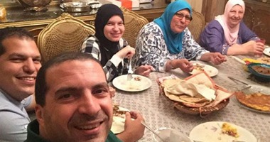 شاهد.. "سيلفى" عمرو خالد يحتفل مع عائلته بالعيد