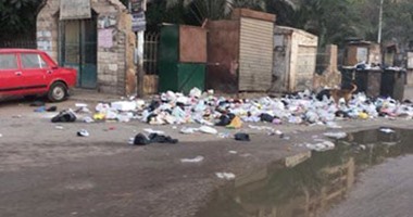 انتشار القمامة أمام مكتب "الصحة" بمنطقة أرض اللواء