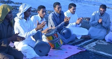 بالصور..شاهد احتفال شباب رأس غارب بالعيد على أنغام السمسمية على شاطئ البحر
