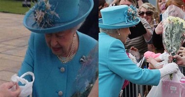 بالفيديو.. سيدة تعطى ملكة بريطانيا "كيس بلاستيك" من الهدايا