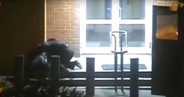 بالفيديو.. شرطى روسى يهاجم جاسوسا أمريكيا حاول الهرب لسفارة واشنطن بموسكو