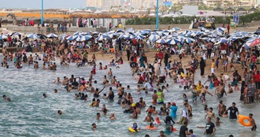 بالصور..  إقبال كبير على شواطئ الإسكندرية فى ثالث أيام عيد الفطر  