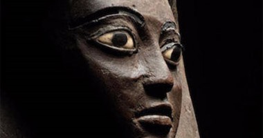 بالصور.. رغم دعوى وقف المزاد.. "بونهامز" تبدأ فى بيع الآثار المصرية