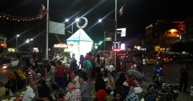 بالصور.. أهالى مدينة طنطا يقضون الليل فى شارع البحر احتفالا بالعيد