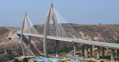 العاهل المغربى يفتتح أكبر جسر معلق فى أفريقيا بطول 950 مترا 