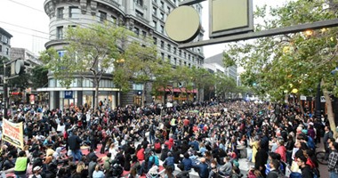 مظاهرات بسان فرانسيسكو احتجاجا على ممارسات الشرطة الوحشية ضد السود