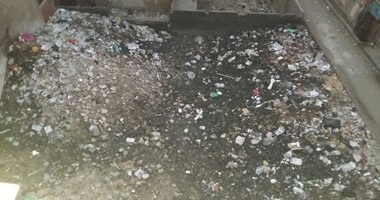 أهالى شارع الرحمة ببين السرايات يستغيثون من قطعة أرض مملوءة بالقمامة