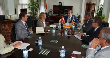 وزير البيئة يبحث مع سفيرة الدانمارك تنفيذ مشروعات المبانى الخضراء