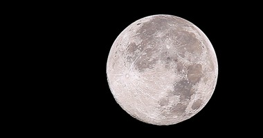 هل تعرف "القمر السوبر"؟.. يظهر لآخر مرة العام الحالى ويعود عامى  2015 و2016.. و3 مرات فى 2018.. وعلماء الفلك: ليس خدعة بصرية.. ويصاحبه مد وجزر وسحب كثيفة