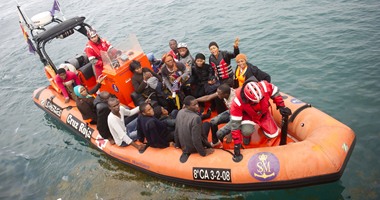 البحرية الليبية تنقذ 105 مهاجرين غير شرعين من الغرق بعد تعطل قاربهم