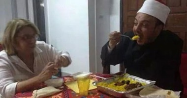 رواد"فيس بوك" يتداولون صورة لخطيب التحرير يتناول طعام رئيس طائفة اليهود