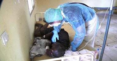 نقل طبيب يعمل بمنظمة الصحة إلى هامبورج للعلاج من الإيبولا
