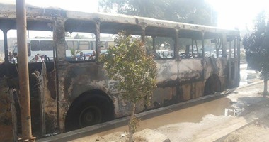 ننشر صور حرق ملثمين أتوبيسا لنقل عاملى"النقل العام" بحلوان