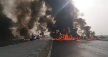 ملثمان يشعلان النار أعلى كوبرى العوايد شرق الإسكندرية